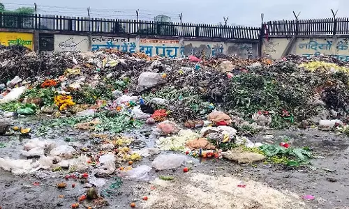 Indore : चोइथराम मंडी में कचरा और खराब सफाई व्यवस्था Indore : चोइथराम मंडी में कचरा और खराब सफाई व्यवस्था