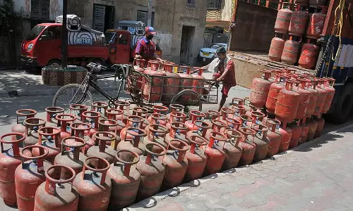 मुंबई में डिलीवरी टेम्पो से 27 LPG सिलेंडर चोरी; जांच जारी मुंबई में डिलीवरी टेम्पो से 27 LPG सिलेंडर चोरी; जांच जारी
