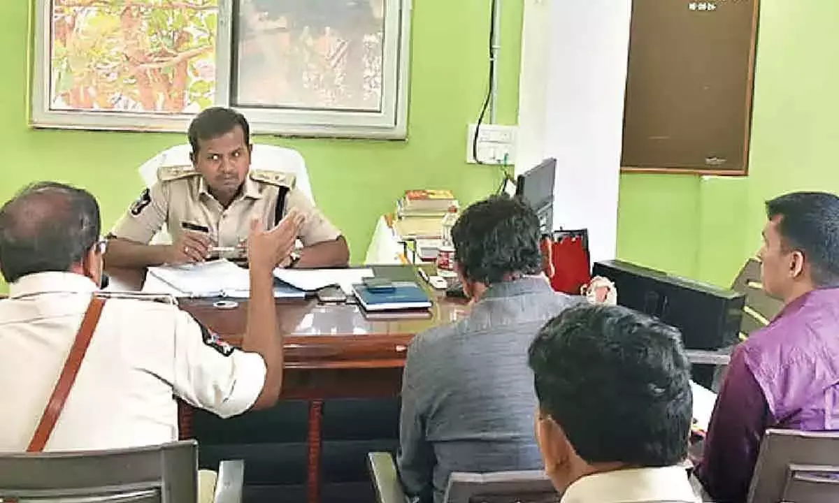 Andhra: एसपी ने धर्मावरम ग्रामीण सर्कल कार्यालय का दौरा किया