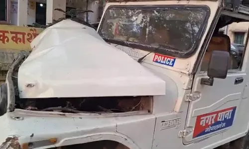 ट्रक ने पुलिस जीप में मारी जोरदार टक्कर, तीन पुलिसकर्मी घायल ट्रक ने पुलिस जीप में मारी जोरदार टक्कर, तीन पुलिसकर्मी घायल