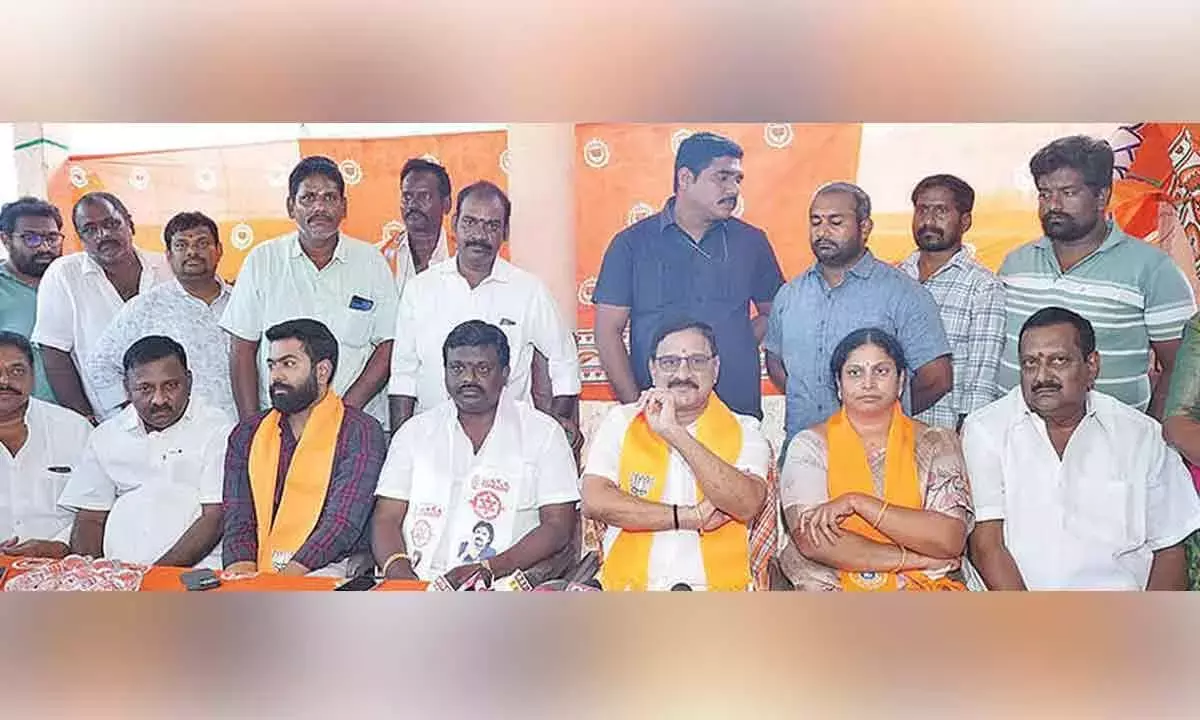 Andhra: केंद्रीय मंत्री ने हमले की निंदा की, मंदिर के पुनर्निर्माण का वादा किया Andhra: केंद्रीय मंत्री ने हमले की निंदा की, मंदिर के पुनर्निर्माण का वादा किया