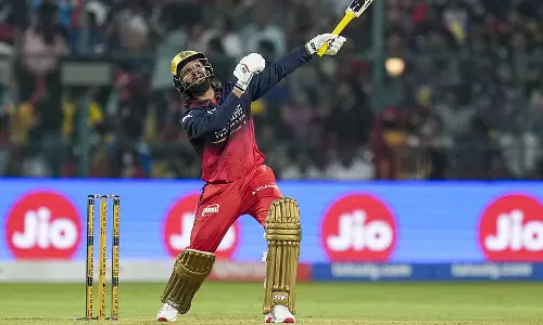 हमारी खराब बॉलिंग परफॉर्मेंस की वजह से कोहली और देवदत्त पडिक्कल रन बना पाए: SRH कोच डेनियल विटोरी हमारी खराब बॉलिंग परफॉर्मेंस की वजह से कोहली और देवदत्त पडिक्कल रन बना पाए: SRH कोच डेनियल विटोरी