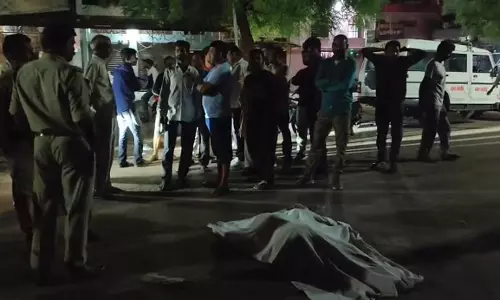 MP : छतरपुर में तेज रफ्तार गाड़ी की चपेट में आने से 50 साल के आदमी की मौके पर ही मौत MP : छतरपुर में तेज रफ्तार गाड़ी की चपेट में आने से 50 साल के आदमी की मौके पर ही मौत
