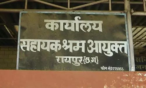 गरीब होनहार स्टूडेंट्स को सरकारी योजना का लाभ दिलाने में अफसर गंभीर नहीं
