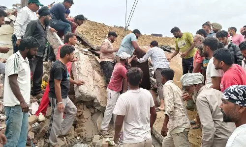 Barnala के गांव में मकान गिरने से 3 मजदूरों की मौत, 1 के मलबे में फंसे होने की आशंका Barnala के गांव में मकान गिरने से 3 मजदूरों की मौत, 1 के मलबे में फंसे होने की आशंका