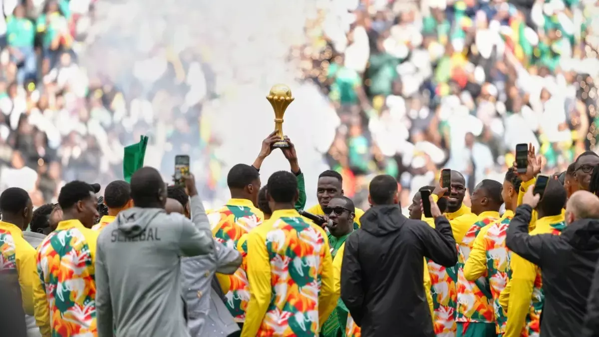 सेनेगल ने पेरिस में AFCON ट्रॉफी परेड की, CAF के टाइटल छीनने के फैसले के खिलाफ अपील की सेनेगल ने पेरिस में AFCON ट्रॉफी परेड की, CAF के टाइटल छीनने के फैसले के खिलाफ अपील की