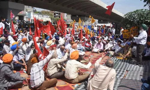 Ludhiana: कर्मचारियों ने मंत्री के घर के बाहर प्रदर्शन किया, पावरकॉम की प्रॉपर्टी बेचने की आलोचना की Ludhiana: कर्मचारियों ने मंत्री के घर के बाहर प्रदर्शन किया, पावरकॉम की प्रॉपर्टी बेचने की आलोचना की