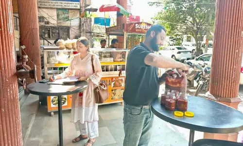 Ludhiana: हेल्थ डिपार्टमेंट की टीम ने फास्ट फूड आउटलेट्स का इंस्पेक्शन किया Ludhiana: हेल्थ डिपार्टमेंट की टीम ने फास्ट फूड आउटलेट्स का इंस्पेक्शन किया