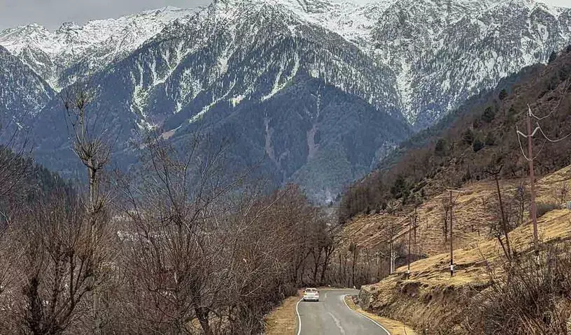 Kashmir के ऊंचाई वाले इलाकों में ताजा बर्फबारी, घाटी के मैदानी इलाकों में बारिश