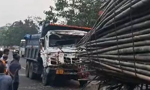 रेत से लदे ट्रक ने बांस के ट्रक को टक्कर मारी, Bhubaneswar में ड्राइवर गंभीर रूप से घायल रेत से लदे ट्रक ने बांस के ट्रक को टक्कर मारी, Bhubaneswar में ड्राइवर गंभीर रूप से घायल