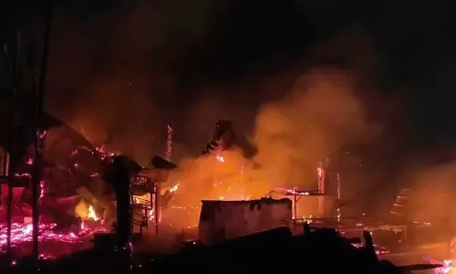 Jajpur में भीषण आग लगने से सात दुकानें पूरी तरह जलकर खाक Jajpur में भीषण आग लगने से सात दुकानें पूरी तरह जलकर खाक