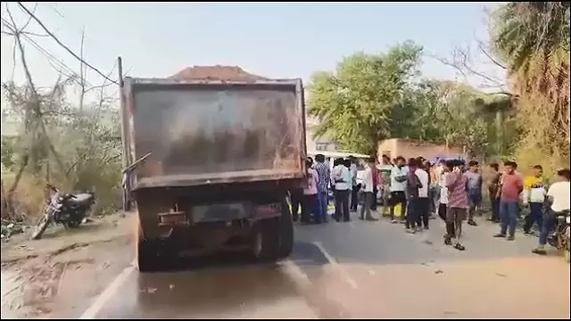 ओडिशा के Kalahandi में ट्रक ने बाइक को रौंदा, एक की मौत ओडिशा के Kalahandi में ट्रक ने बाइक को रौंदा, एक की मौत