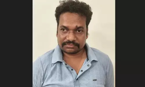Cuttack : रेवेन्यू इंस्पेक्टर को ज़मीन के म्यूटेशन के मामले में 30,000 रुपये की रिश्वत लेते हुए पकड़ा Cuttack : रेवेन्यू इंस्पेक्टर को ज़मीन के म्यूटेशन के मामले में 30,000 रुपये की रिश्वत लेते हुए पकड़ा