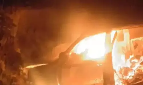 झपकी आई और उजड़ गया परिवार...हादसे के बाद कार में लगी आग, एक ही परिवार के तीन लोगों की जलकर मौत झपकी आई और उजड़ गया परिवार...हादसे के बाद कार में लगी आग, एक ही परिवार के तीन लोगों की जलकर मौत