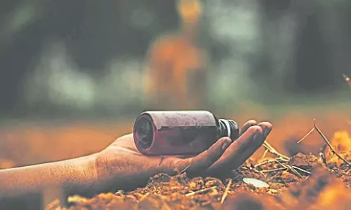 Karnataka : 3 साल में 3,122 किसानों ने की आत्महत्या, ₹126.7 करोड़ का मुआवज़ा दिया Karnataka : 3 साल में 3,122 किसानों ने की आत्महत्या, ₹126.7 करोड़ का मुआवज़ा दिया