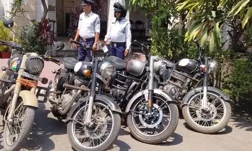 साइलेंसर हटाने की कार्रवाई, 11 बुलेट पर चालानी कार्रवाई साइलेंसर हटाने की कार्रवाई, 11 बुलेट पर चालानी कार्रवाई