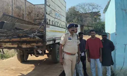 दो कबाड़ी दुकानों पर दबिश, भारी मात्रा में संदिग्ध लोहा-टीन जब्त दो कबाड़ी दुकानों पर दबिश, भारी मात्रा में संदिग्ध लोहा-टीन जब्त