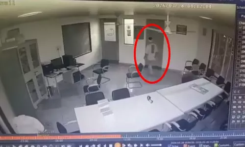 Raipur Breaking: रोमेंस क्यू विला सोसाइटी ऑफिस में चोरी, देखें VIDEO... Raipur Breaking: रोमेंस क्यू विला सोसाइटी ऑफिस में चोरी, देखें VIDEO...