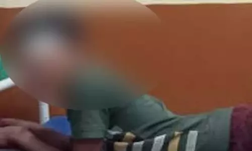 रसोई कर्मचारी ने छात्रावास में किया बड़ा कांड, छात्र लहूलुहान रसोई कर्मचारी ने छात्रावास में किया बड़ा कांड, छात्र लहूलुहान