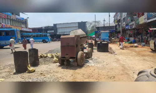 Kerala ; श्रीकंठपुरम में धूल से व्यापारियों और यात्रियों को परेशानी Kerala ; श्रीकंठपुरम में धूल से व्यापारियों और यात्रियों को परेशानी