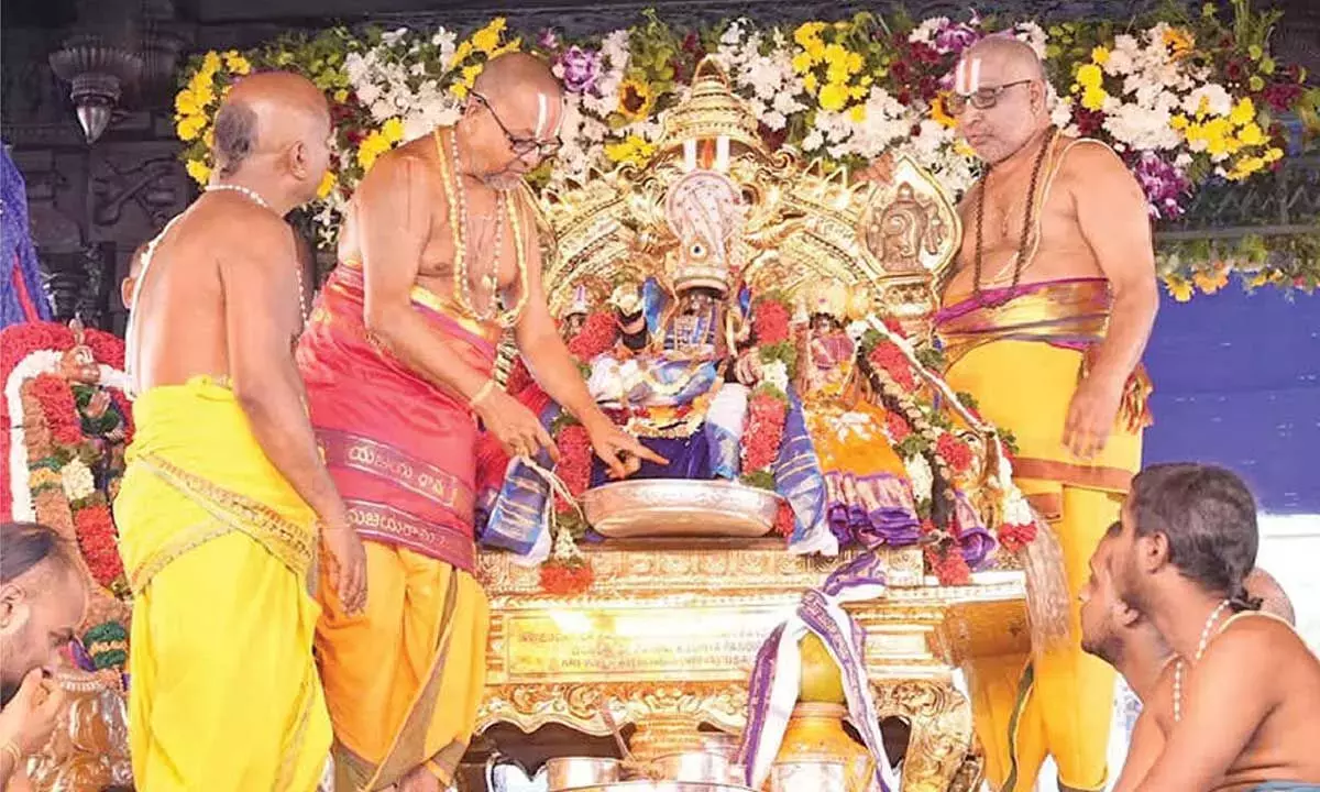 Telangana: भगवान राम पट्टाभिषेक के लिए हजारों लोग भद्राचलम पहुंचे Telangana: भगवान राम पट्टाभिषेक के लिए हजारों लोग भद्राचलम पहुंचे