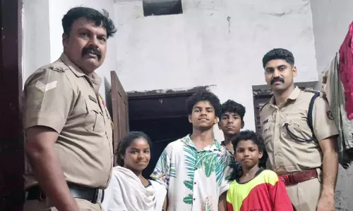 Kerala : बच्चों के लिए पुलिस का प्यार भरा स्पर्श Kerala : बच्चों के लिए पुलिस का प्यार भरा स्पर्श