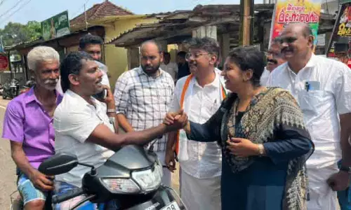 Kerala : मारिया ओमन ने थोडुपुझा में अपू के लिए वोट की अपील की Kerala : मारिया ओमन ने थोडुपुझा में अपू के लिए वोट की अपील की