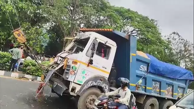 Bhubaneswar में रेत से लदा ट्रक दूसरे ट्रक से टकराया, ड्राइवर की हालत गंभीर Bhubaneswar में रेत से लदा ट्रक दूसरे ट्रक से टकराया, ड्राइवर की हालत गंभीर