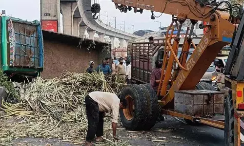 Kukatpally में डिवाइडर से टकराने के बाद लॉरी पलट गई Kukatpally में डिवाइडर से टकराने के बाद लॉरी पलट गई