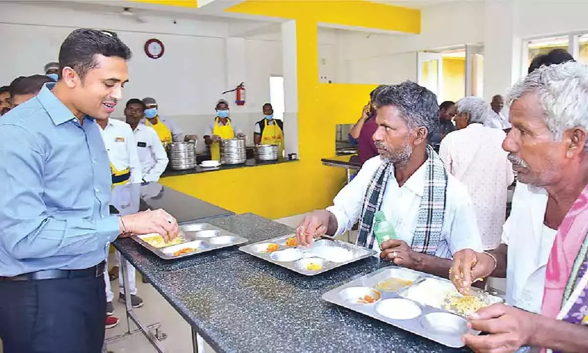 कलेक्टर ने हिंदूपुर में अन्ना कैंटीन का निरीक्षण किया