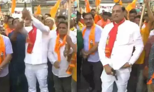 Odisha में भाजपा विधायक ने शोभा यात्रा के दौरान गोली चलाई, पुलिस ने कार्रवाई की Odisha में भाजपा विधायक ने शोभा यात्रा के दौरान गोली चलाई, पुलिस ने कार्रवाई की