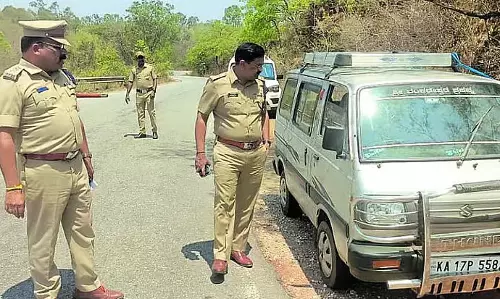 Karnataka : जबरन वसूली का मामला 3 टीमें बनाई गई Karnataka : जबरन वसूली का मामला 3 टीमें बनाई गई