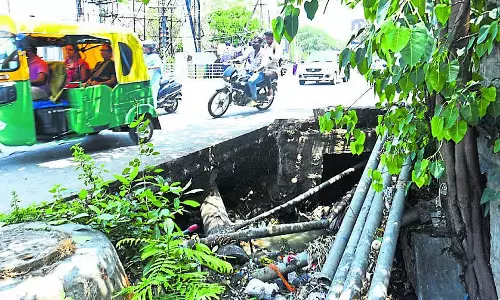 Karnataka : खुले नाले खतरा पैदा करते हैं , स्थानीय लोगों ने बैरियर बनाने की मांग की Karnataka : खुले नाले खतरा पैदा करते हैं , स्थानीय लोगों ने बैरियर बनाने की मांग की
