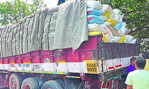 Karnataka : गैर-कानूनी तरीके से ले जाया जा रहा 35 टन राशन का चावल जब्त Karnataka : गैर-कानूनी तरीके से ले जाया जा रहा 35 टन राशन का चावल जब्त