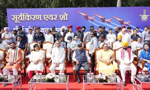 IAF शो के खत्म होने पर एरियल लूप्स ने चंडीगढ़ के आसमान को रंगीन कर दिया IAF शो के खत्म होने पर एरियल लूप्स ने चंडीगढ़ के आसमान को रंगीन कर दिया