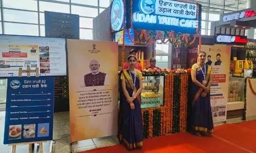 Chandigarh एयरपोर्ट उड़ान यात्री कैफे में खाने-पीने की चीज़ें सस्ते दाम पर मिलती हैं Chandigarh एयरपोर्ट उड़ान यात्री कैफे में खाने-पीने की चीज़ें सस्ते दाम पर मिलती हैं