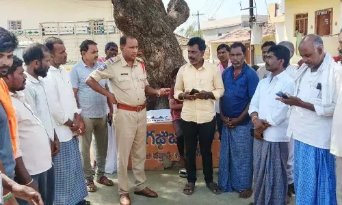 मोटर चालकों को सड़क सुरक्षा नियमों का पालन करना चाहिए: SS Srinivas मोटर चालकों को सड़क सुरक्षा नियमों का पालन करना चाहिए: SS Srinivas