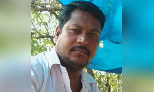 Medak में बेटी की शादी के लिए पैसे नहीं जुटा पाने पर एक व्यक्ति ने आत्महत्या कर ली Medak में बेटी की शादी के लिए पैसे नहीं जुटा पाने पर एक व्यक्ति ने आत्महत्या कर ली