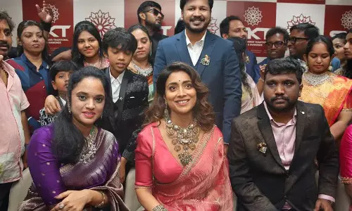 एक्ट्रेस श्रेया सरन ने जुबलीहिल्स में SKT गोल्ड एंड डायमंड्स के चौथे फ्लैगशिप स्टोर का उद्घाटन किया