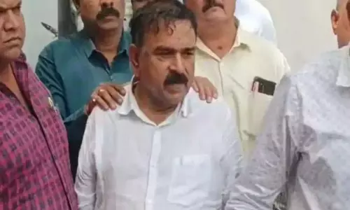 पुलिस का कहना है कि Kharat ने महिलाओं को बहकाने के लिए चापलूसी का इस्तेमाल किया पुलिस का कहना है कि Kharat ने महिलाओं को बहकाने के लिए चापलूसी का इस्तेमाल किया