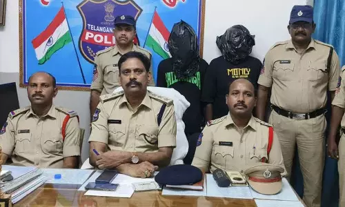 काशी के टूरिस्ट गाइड और टैटू आर्टिस्ट Kothagudem में गांजा के साथ पकड़े गए काशी के टूरिस्ट गाइड और टैटू आर्टिस्ट Kothagudem में गांजा के साथ पकड़े गए