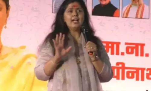 Pankaja Munde ने कार्यकर्ताओं को अवैध रूप से कमाई करने के खिलाफ चेतावनी दी Pankaja Munde ने कार्यकर्ताओं को अवैध रूप से कमाई करने के खिलाफ चेतावनी दी
