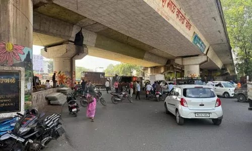 Pune के वारजे चौक पर ट्रक पलटा, कोई बड़ा नुकसान नहीं