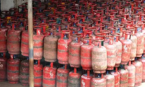 हिंजेवाड़ी में Gas agency पर गैर-कानूनी तरीके से और ज़्यादा दाम पर सिलेंडर बेचने का केस दर्ज हिंजेवाड़ी में Gas agency पर गैर-कानूनी तरीके से और ज़्यादा दाम पर सिलेंडर बेचने का केस दर्ज