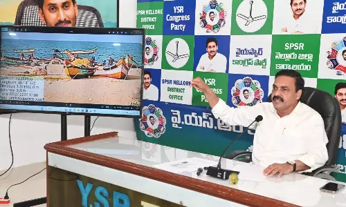 YSRC नेता काकानी गोवर्धन रेड्डी ने नावों की गायब होने को लेकर साज़िश का आरोप लगाया YSRC नेता काकानी गोवर्धन रेड्डी ने नावों की गायब होने को लेकर साज़िश का आरोप लगाया