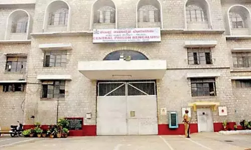 Bengaluru सेंट्रल जेल में कैदी स्मार्टफोन से IPL मैच देखते पकड़े गए, तीन वार्डन सस्पेंड Bengaluru सेंट्रल जेल में कैदी स्मार्टफोन से IPL मैच देखते पकड़े गए, तीन वार्डन सस्पेंड