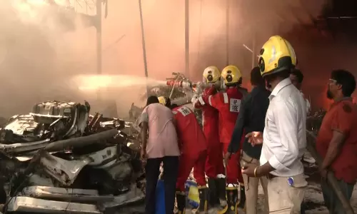 Visakhapatnam में कबाड़ की दुकान में लगी आग, किसी के हताहत होने की खबर नहीं Visakhapatnam में कबाड़ की दुकान में लगी आग, किसी के हताहत होने की खबर नहीं