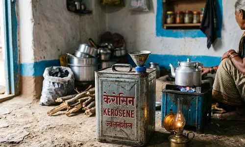LPG संकट के बीच केरोसिन की वापसी, पेट्रोल पंपों से बिक्री की अनुमति LPG संकट के बीच केरोसिन की वापसी, पेट्रोल पंपों से बिक्री की अनुमति