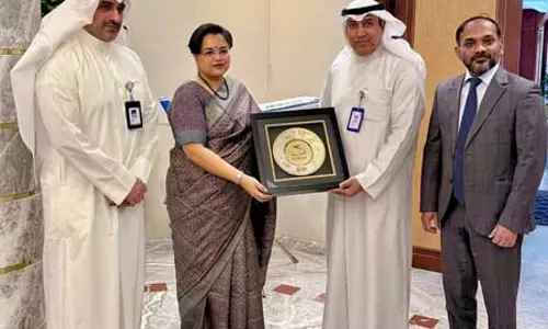 चेयरमैन से मिलीं भारतीय राजदूत परमिता त्रिपाठी, उड़ानों के पुनः संचालन पर की चर्चा चेयरमैन से मिलीं भारतीय राजदूत परमिता त्रिपाठी, उड़ानों के पुनः संचालन पर की चर्चा