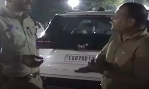 ड्रंक ड्राइव रोकने पर ट्रैफिक पुलिस को धमकी, सोशल एक्टिविस्ट गिरफ्तार ड्रंक ड्राइव रोकने पर ट्रैफिक पुलिस को धमकी, सोशल एक्टिविस्ट गिरफ्तार